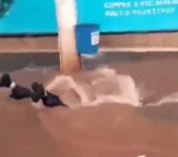 Hombre succionado por alcantarilla