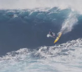 Surfista casi muere por una ola (Youtube)