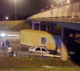 Container cayó sobre el auto de Ariel Diwan (Twitter)