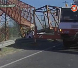 Hombre borracho chocó y derrumbó un puente (Canal 26)