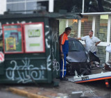 Auto embistió puesto de diarios (Twitter)