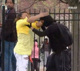 Sacó a su hijo a los golpes de una protesta en Baltimore