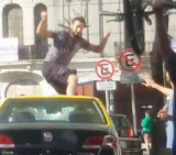 Ciclista enfurecido rompió a patadas a un taxi