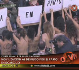 Movilización al desnudo por el parto a domicilio (Canal 26)