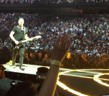 The Edge se cae del escenario