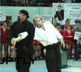 Steven Seagal derrota a dos luchadores rusos (Youtube)