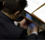 Diputado viendo un video porno