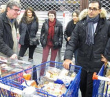 Hombre evita que supermercados tiren alimentos