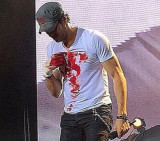 Enrique Iglesias accidentado con un dron