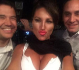 Vicky Xipolitakis en cabina de avión 
