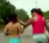 Mujer obligó a caminar desnuda a la amante de su esposo