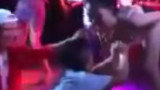 Golpeado por su esposa por coquetear con bailarina 