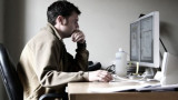 Persona frente a computadora