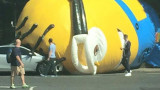 Minion gigante provoca un accidente de tráfico en Irlanda (Twitter)
