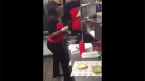 Empleada tira pan al suelo (Youtube)