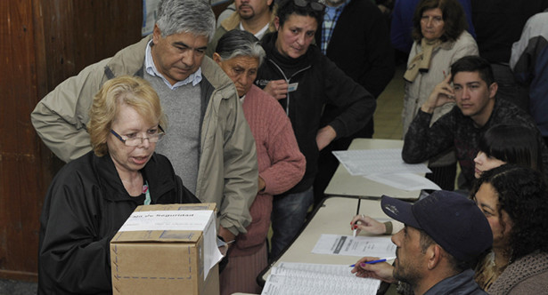 Elecciones PASO 2015 - Gente votando