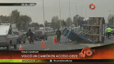 Volcó camión lleno de arena sobre la autopista del Oeste (Canal 26)