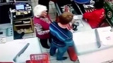 Noquean a una anciana en la fila del supermercado 