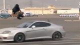 Soldado entrena saltando autos