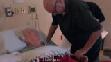 Anciano despide a su pareja