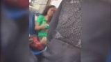 Mujer se niega a dar asiento