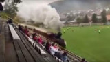 Cancha de fútbol es atravesada por tren durante partido 