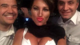 Vicky Xipolitakis en la cabina del avión