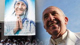 Papa Francisco y Madre Teresa de Calcuta (Reuters)