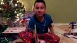 Nene enojado con su regalo de Navidad