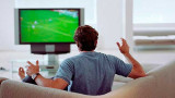 Hombre mirando fútbol