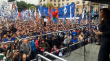 Cristina habla ante multitud 