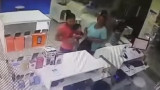 Robo con bebé en brazo
