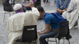 Papa confiesa a jóvenes (Reuters)