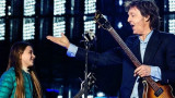 McCarney con Leila en escenario