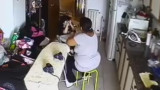 Niñera maltrata a niño