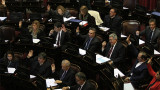 Senadores votando