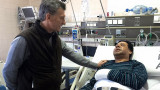 Macri junto al policía baleado (DYN)