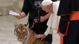 El Papa Francisco con un tigre