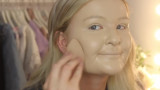 Chica con 100 capas de maquillaje