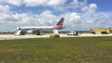 Evacúan pasajeros de American Airlines