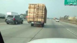 Camión va solo por autopista