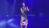 A cantante se le cae la bombacha en pleno recital
