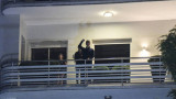 Macri en el balcon de su departamento