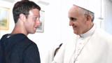 El Papa y creador de Facebook