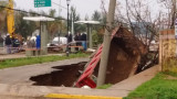 Camión dentro de un pozo