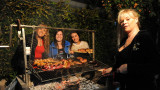 Mujeres haciendo asado (Martín Bonetto)  