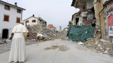 Francisco visita tras sismo en Italia - Reuters