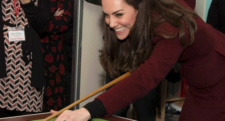 Kate Middleton jugó al pool con niños en un instituto mental (Reuters)