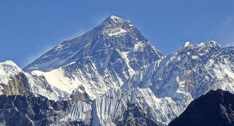 Hallan cuatro alpinistas muertos en el Everest
