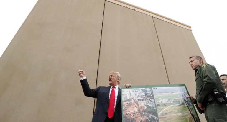 Donald Trump eligiendo muros contra México (Reuters)